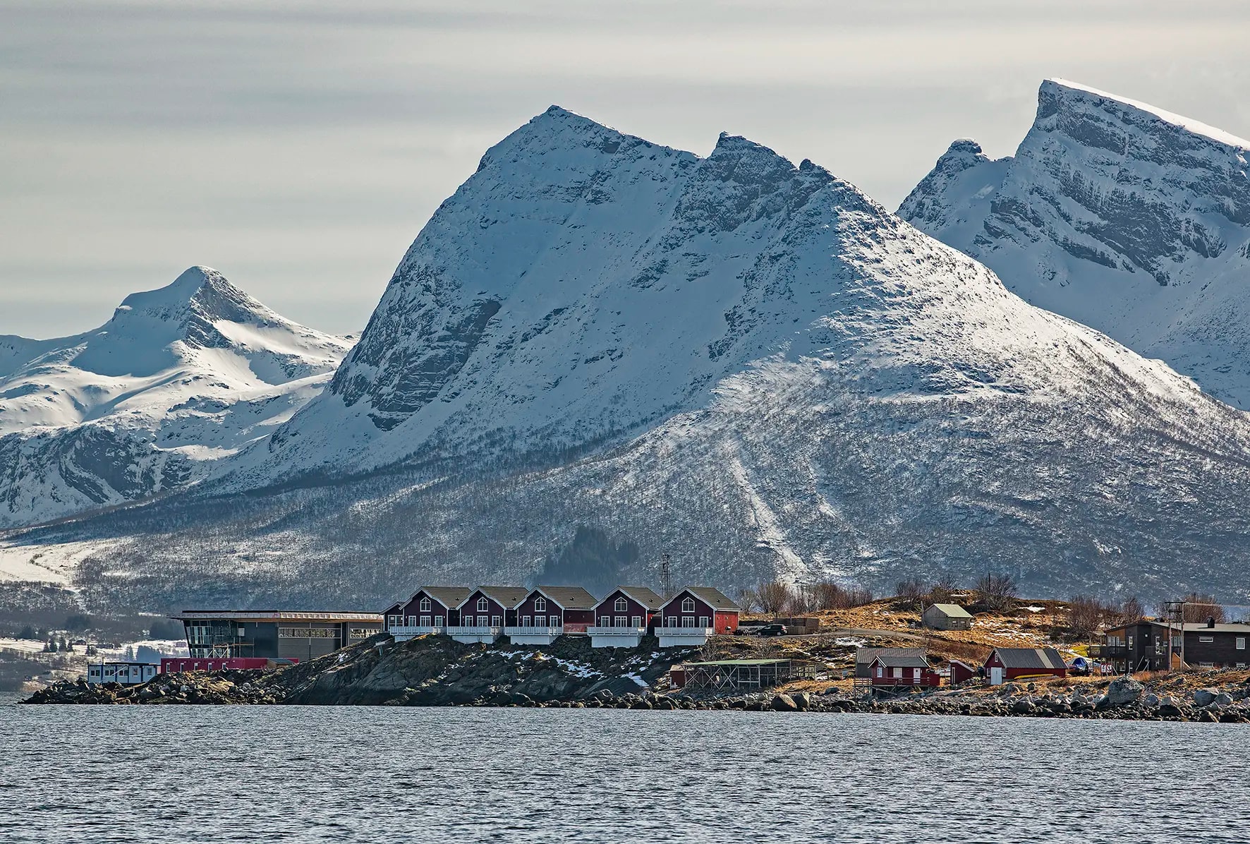 Kvaroy eiland met fjorden op de achtergrond.