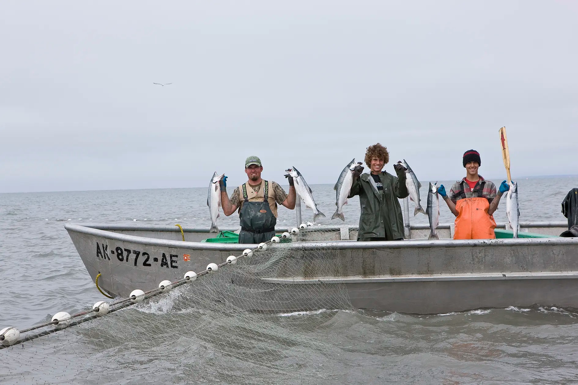 Fish Tales vissers in Alaska met een zalm in de hand. 